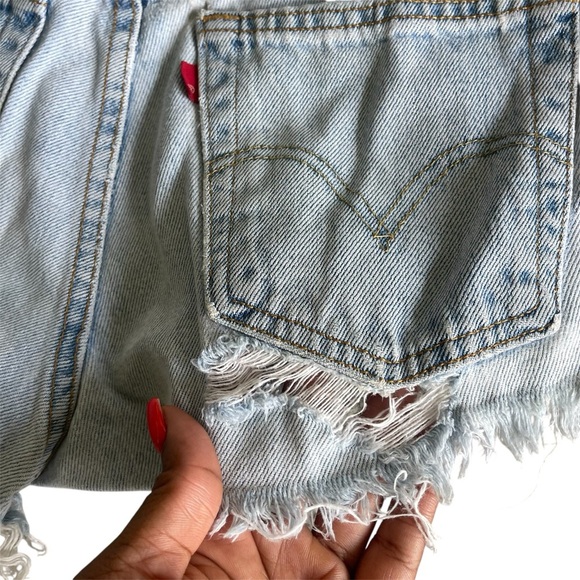 Vintage Levi’s Classic Relaxed 550 Cutoff Raw Edge Distressed Jean Shorts - Picture 6 of 16